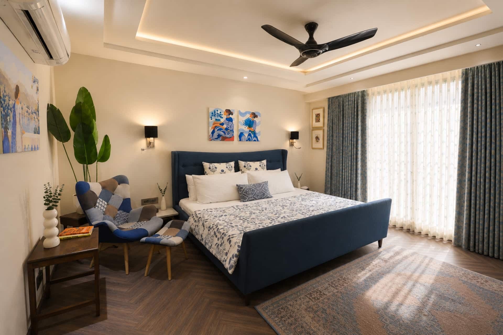 Blue Gallery — Art-filled suite with a private deck in Panchsheel Park